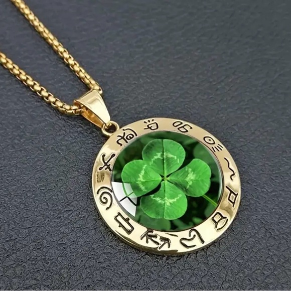 Gold and Green Four-Leaf Clover Pendant Necklace. - Picture 3 of 4
